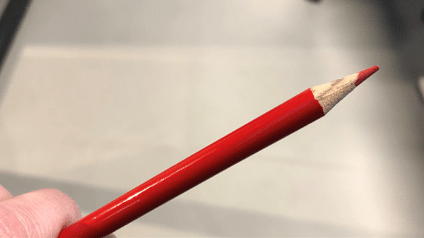 rood potlood op beige achtergrond