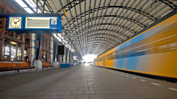 stationshal met vertrekkende trein