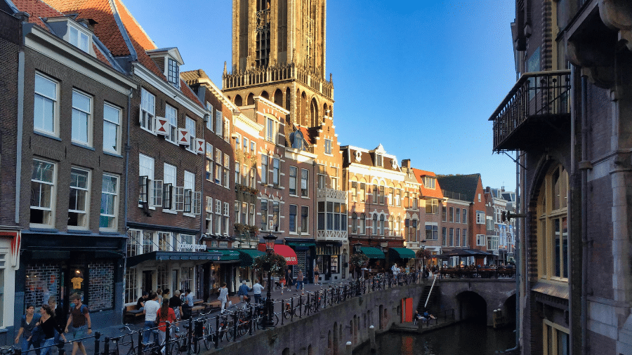 straat met gracht in centrum van Utrecht
