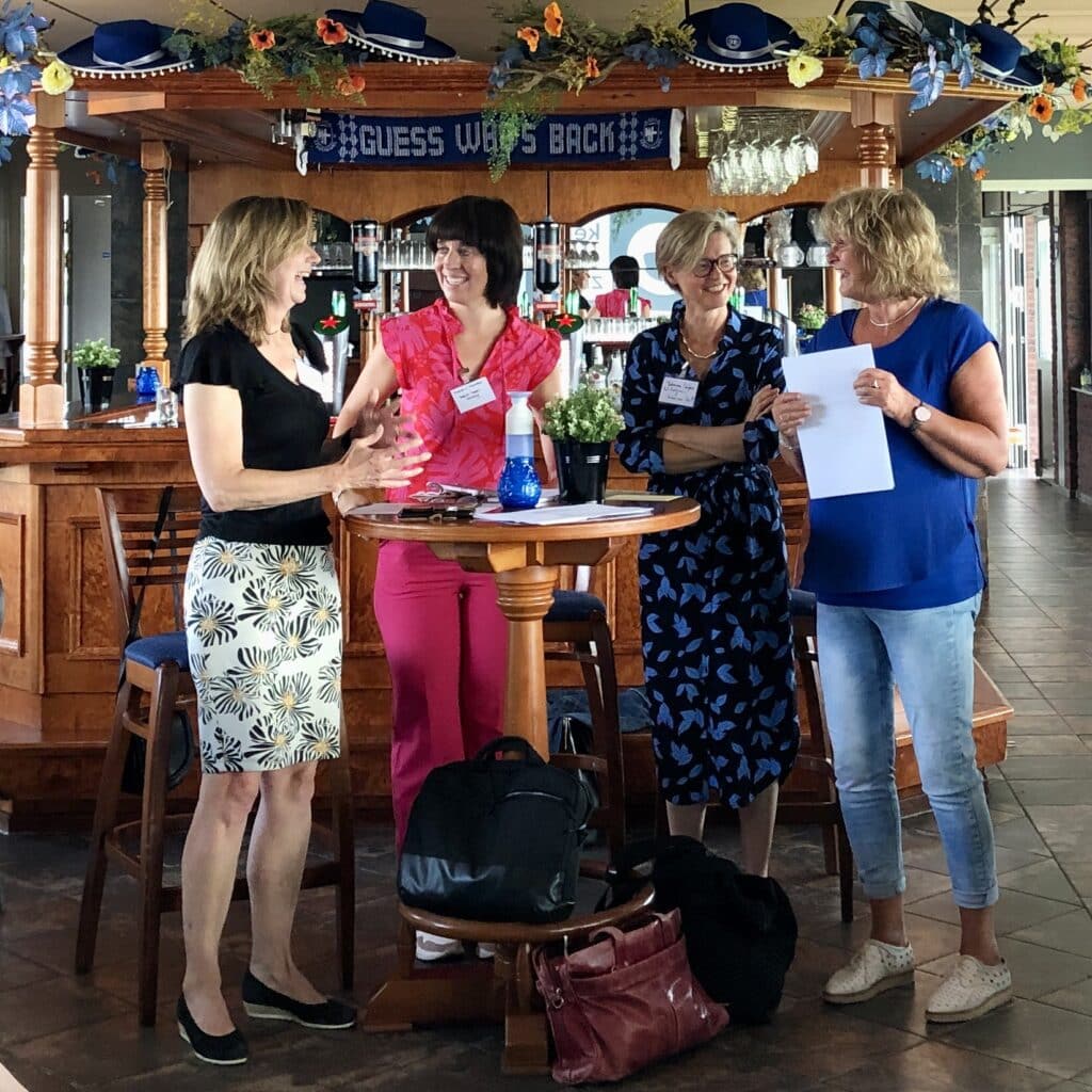 Bestuurders Annelies Versteegden (Koninklijke Visio), Marian van Heerebeek (Robert Coppes Stichting) en Julianne Meijers (Bartiméus) in gesprek met dagvoorzitter Hanneke van de Velde.