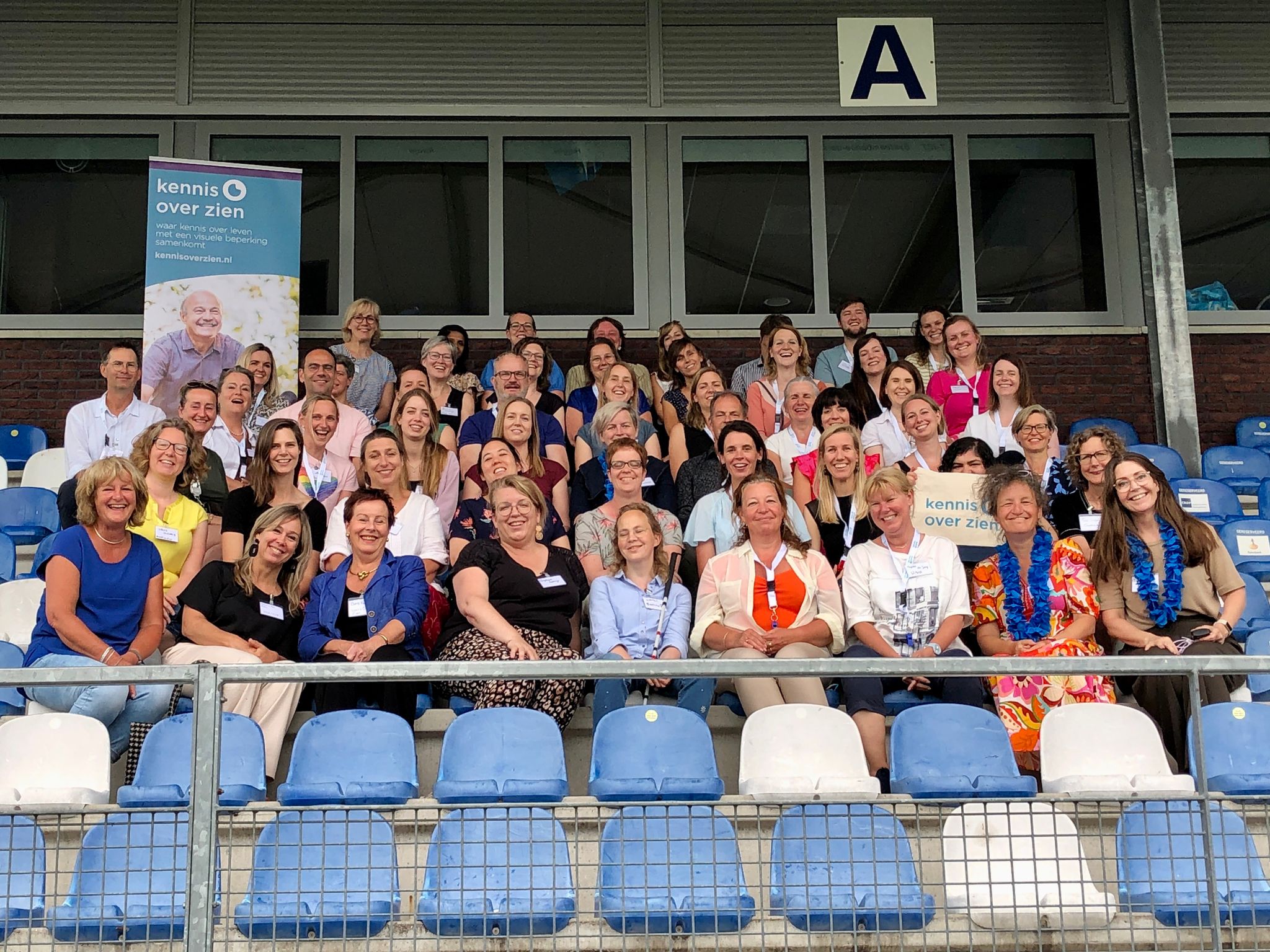 groepsfoto op de tribune van SV Spakenburg met alle betrokkenen van Kennis over Zien