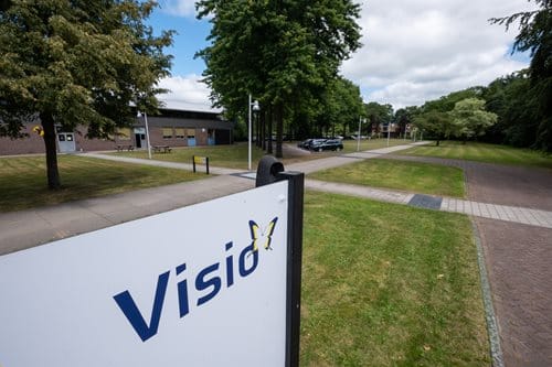 bord met het logo van visio op het loo erf