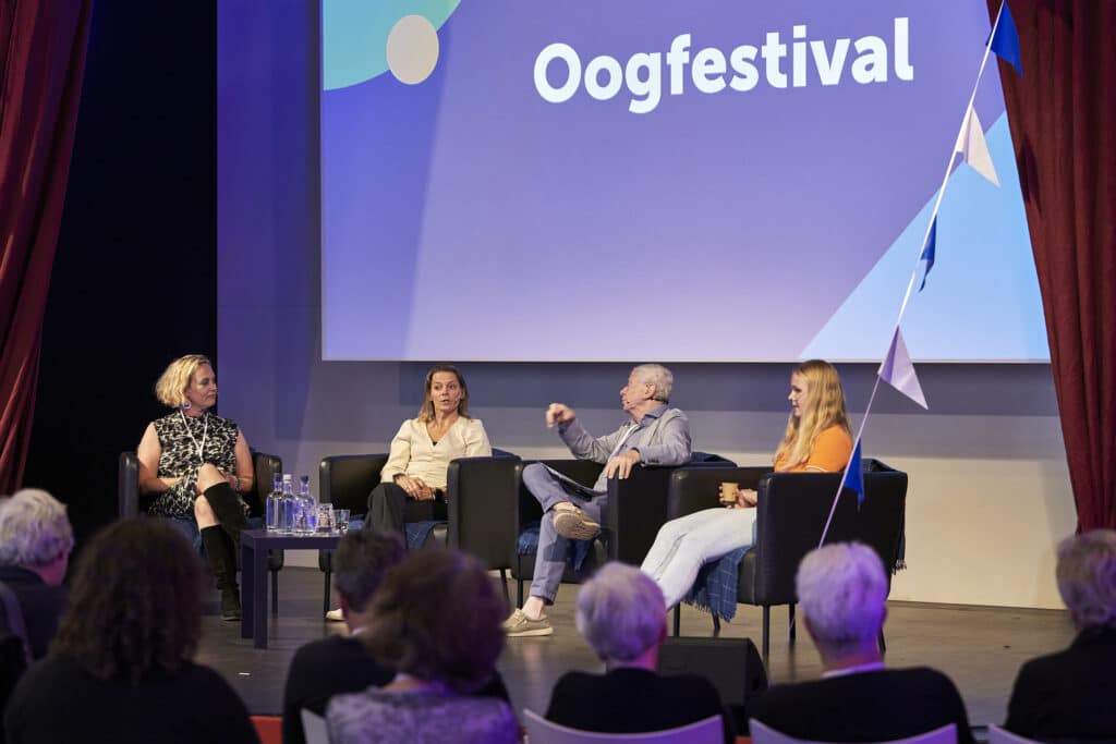 frouck de boer, frits barend, machteld cossee en liesette bruinsma tijdens een rondetafelgesprek