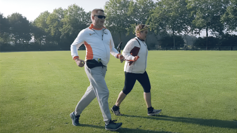 sporter met visuele beperking is aan het hardlopen met een buddy