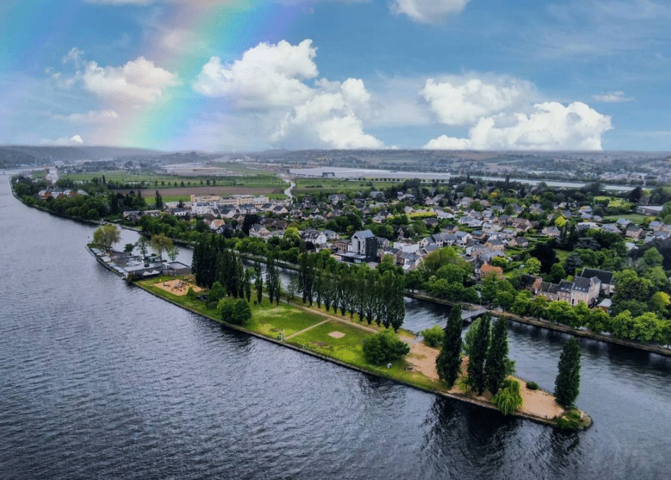 dorp geizen vanuit de lucht aan de maas met een regenboog