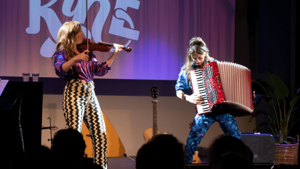 twee vrouwen op een podium met een viool en een accordeon