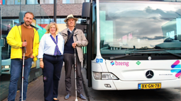 buschauffeur, visio medewerker en ervaringsdeskundige naast een lijnbus