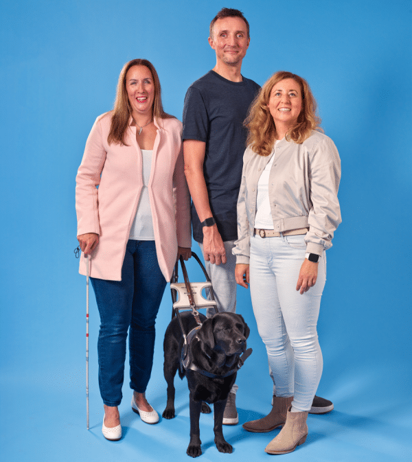 Twee vrouwen, een man en een geleidehond