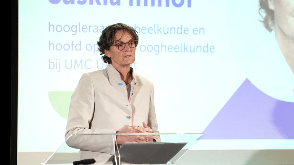 professor saskia imhof voor een projectscherm