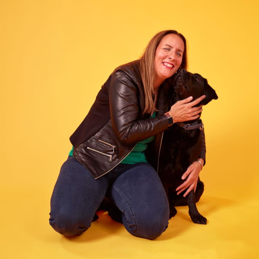 Vrouw knuffelt met haar geleidehond