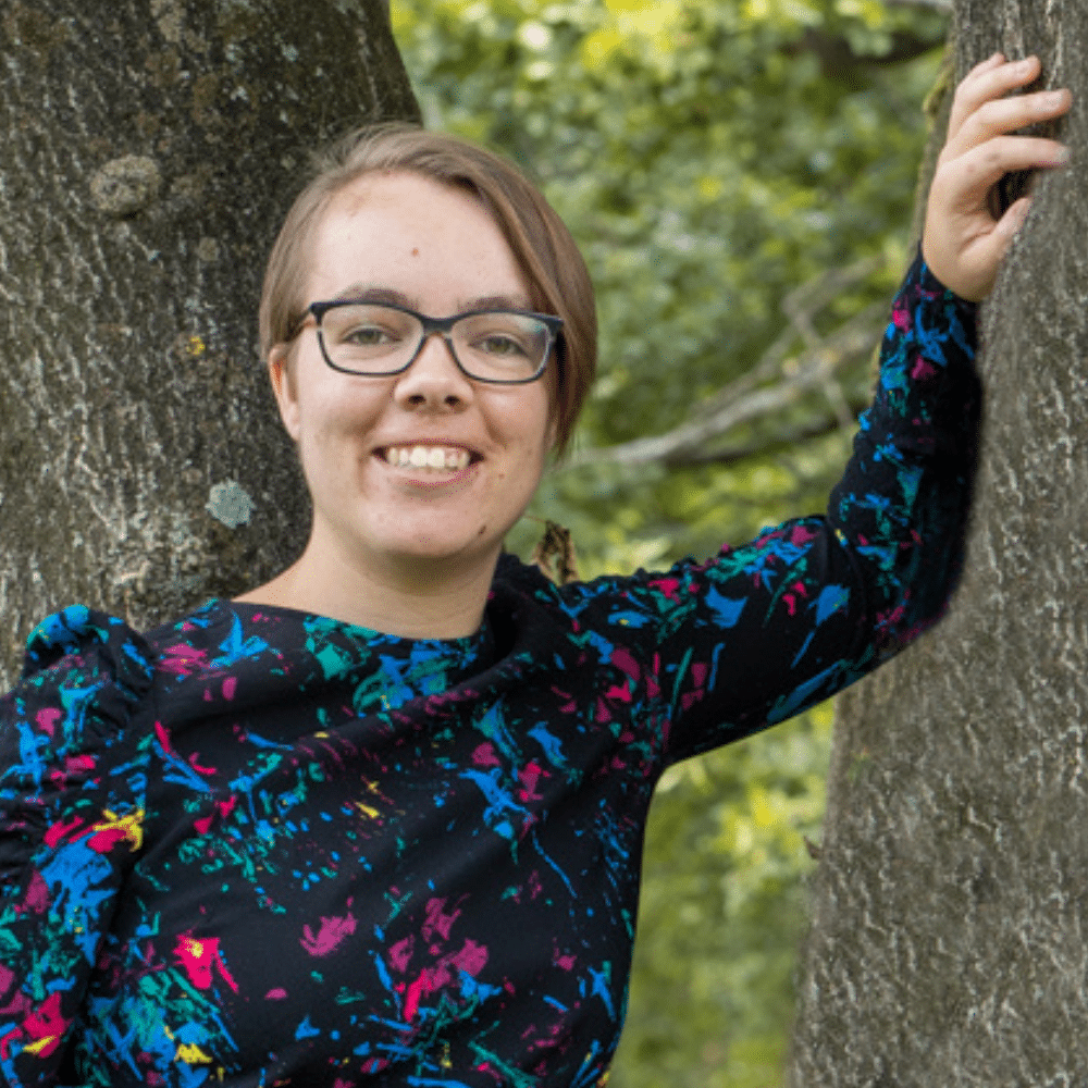 profielfoto joëlle vergroesen leunend tegen een boom in de natuur