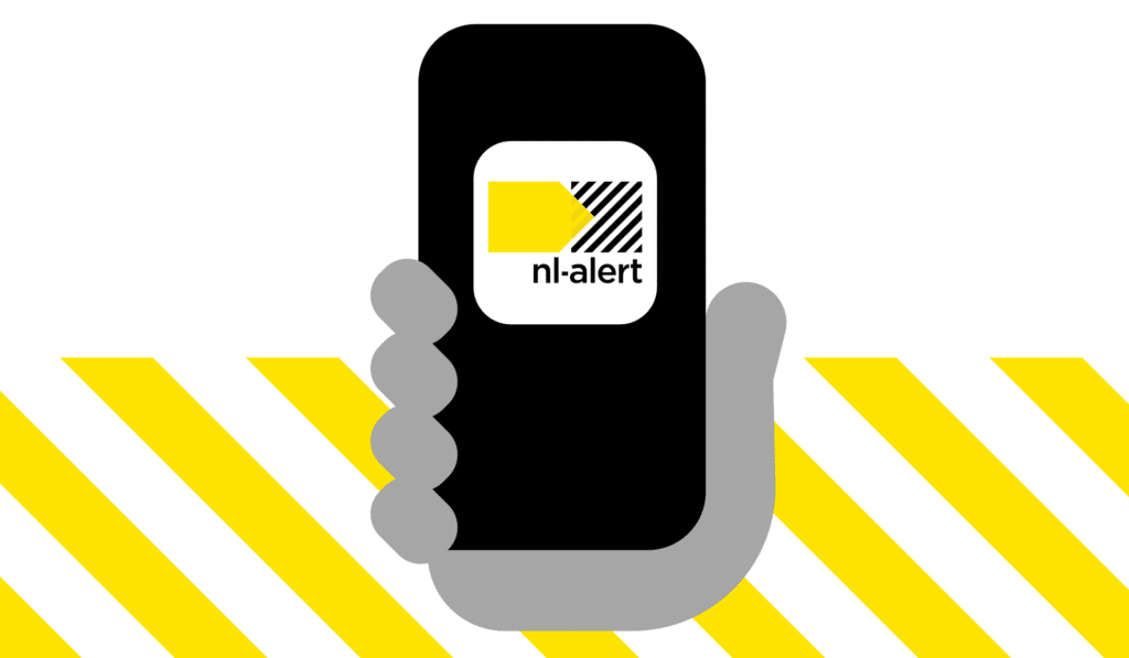 een promotievisual van de nl-alert app van een handje die een smartphone vasthoudt