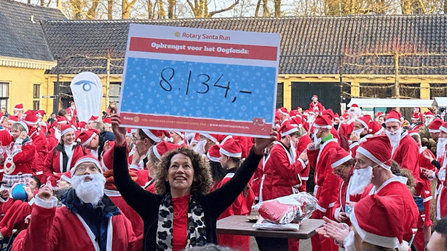 een cheque wordt omhoog gehouden met het opgehaalde bedrag van 8.134 euro