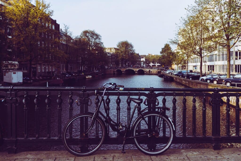 een fiets staat gestalt tegen een railing