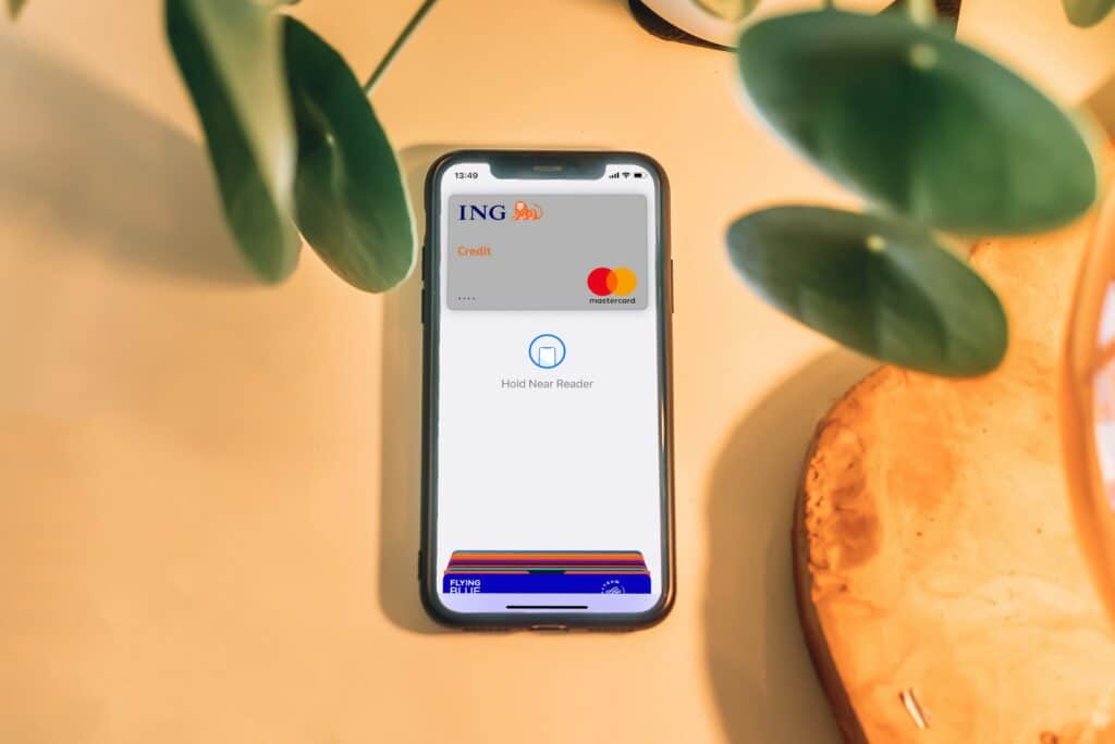 een smartphone met een betalingsscherm van apple pay