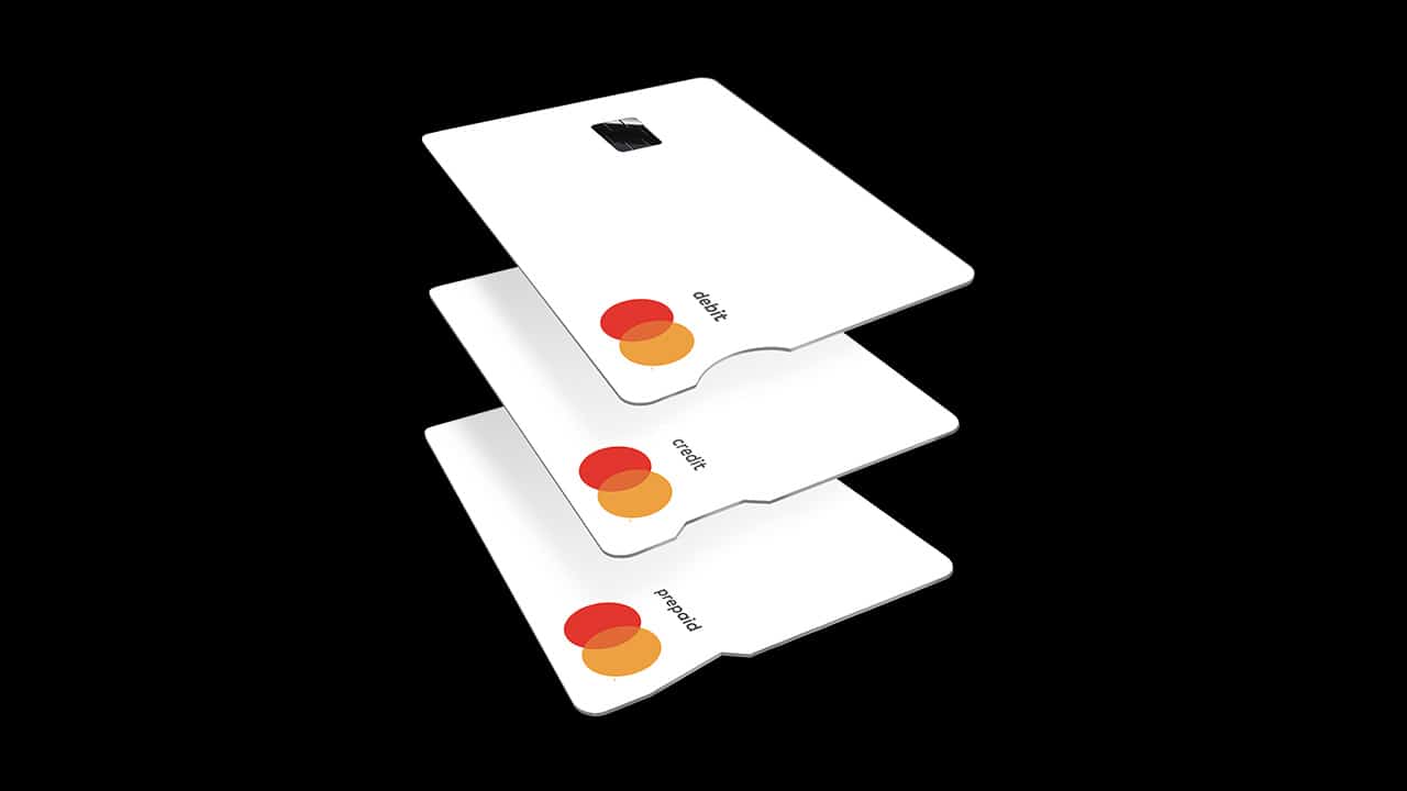 drie betaalkaarten van mastercard. een met een ronde inkeping, een met een vierkante inkeping en eentje met een driehoekige inkeping