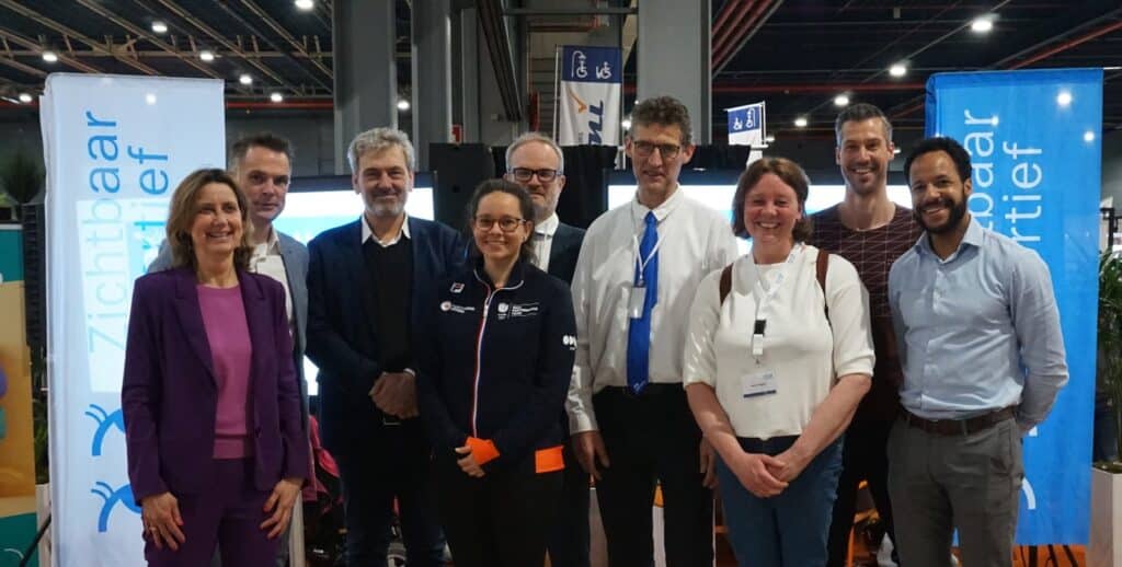 een groepsfoto van ondertekenaars van de intentieverklaring toegankelijke sport op de ziezo-beurs in Utrecht