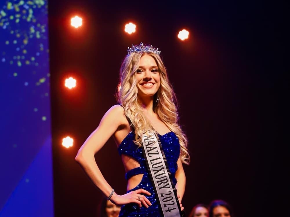 Philine Meinema staat op het podium van Miss Beauty Utrecht