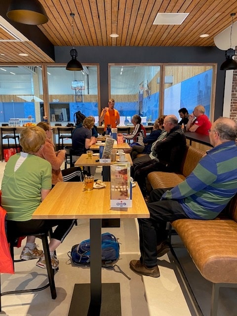 deelnermers van de sportmiddag borrelen na in een sportkantine