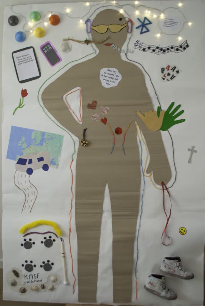 een kunstwerk met 3D objecten erop geplakt als een soort collage. te zien is een mens, schoenen, een mini-taststok en objecten die aan een hobby zouden kunnen refereren