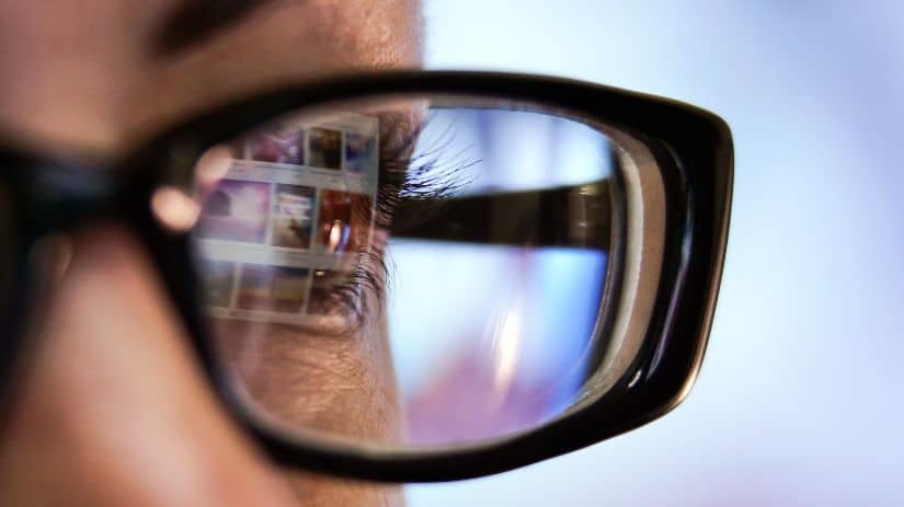 Een close-up van een vrouw met een bril