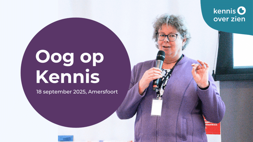een workshopgeefster deelt informatie voor een projectiescherm, zer houdt een microfoon vast en draagt een keycord om haar nek. Naast haar staat de beeldtekst 'Oog op Kennis, 18 september 2025, Amersfoort'