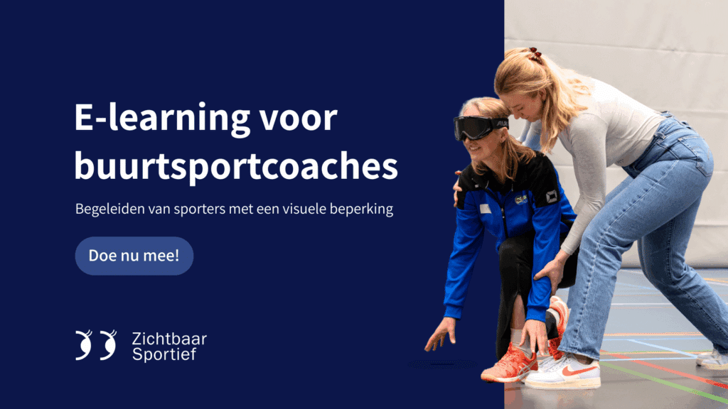 een buurtsportcoach ondersteunt een meisje met een blinderende bril in een sporthal, ze lijkt te helpen bij het houden van balans of het aannemen van de juiste starthouding