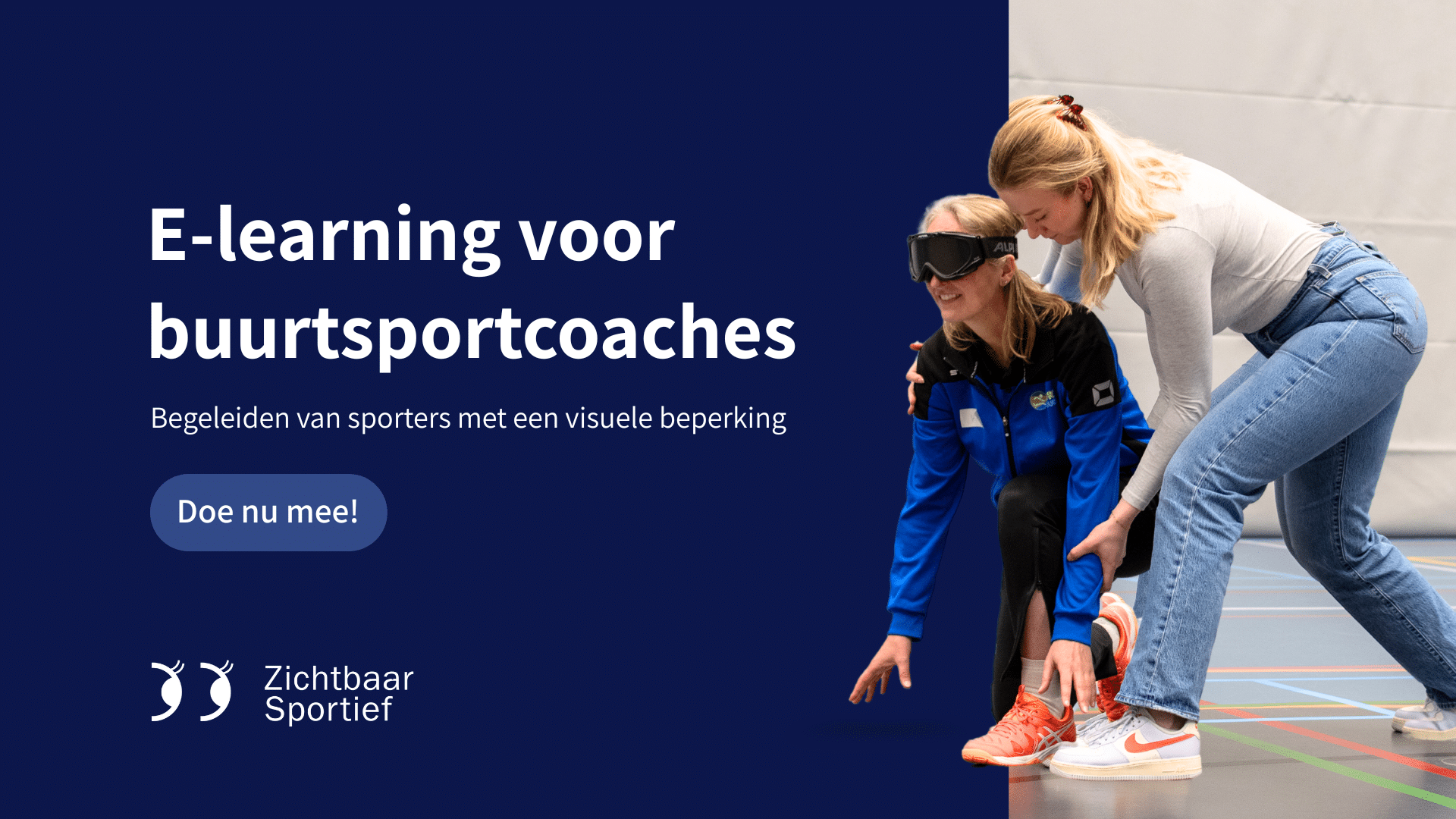 een buurtsportcoach ondersteunt een meisje met een blinderende bril in een sporthal, ze lijkt te helpen bij het houden van balans of het aannemen van de juiste starthouding