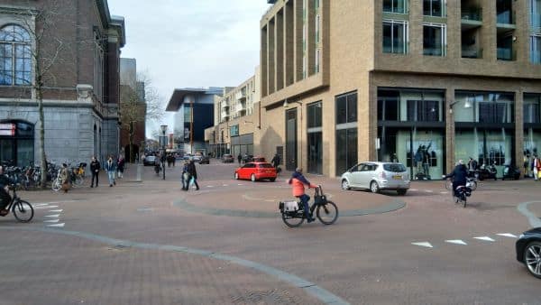 Een plein in een stad waar veel verkeer elkaar kruist
