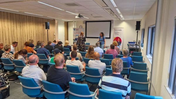 Bezoekers aan het Werkevent Zwolle zitten in een zaal