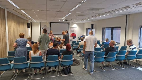 De zaal stroomt vol met werkenden, werkzoekenden en werkgevers