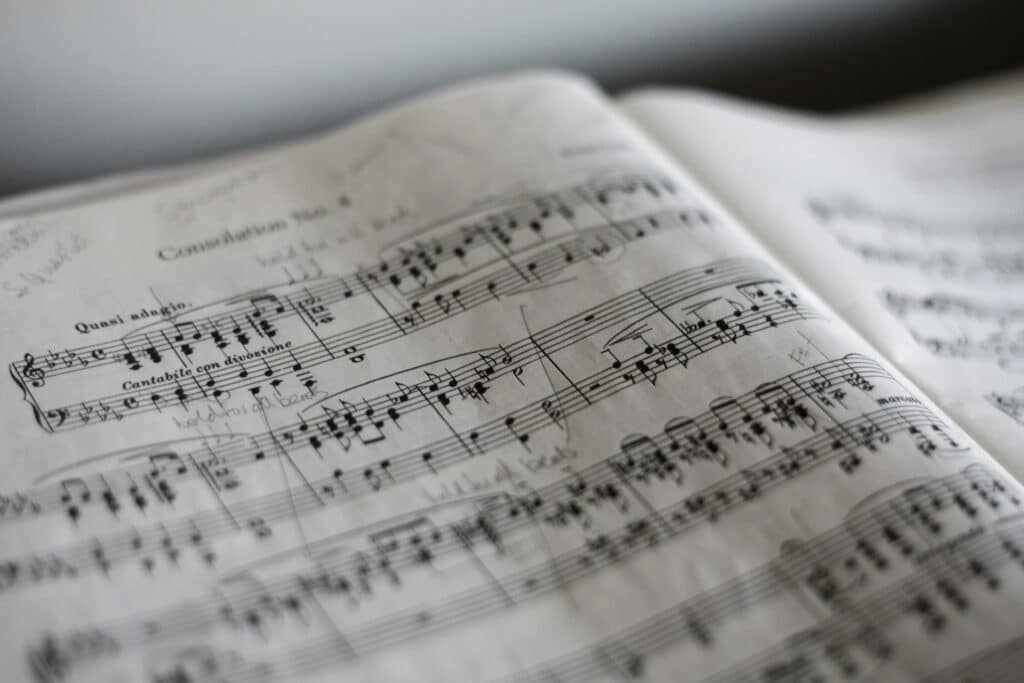 foto van een opengeslagen boek met bladmuziek