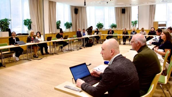 Leden van de European Blind Union zitten bij elkaar in een vergaderzaal