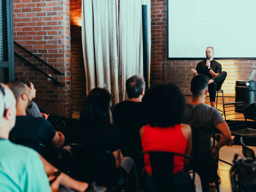 Bezoekers aan een oogcafé luisteren naar een spreker