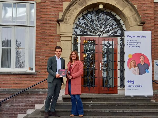 Carin Hoorn en Ronald Klok openen bij het gemeentehuis van Hoogeveen de Dag van de Witte Stok