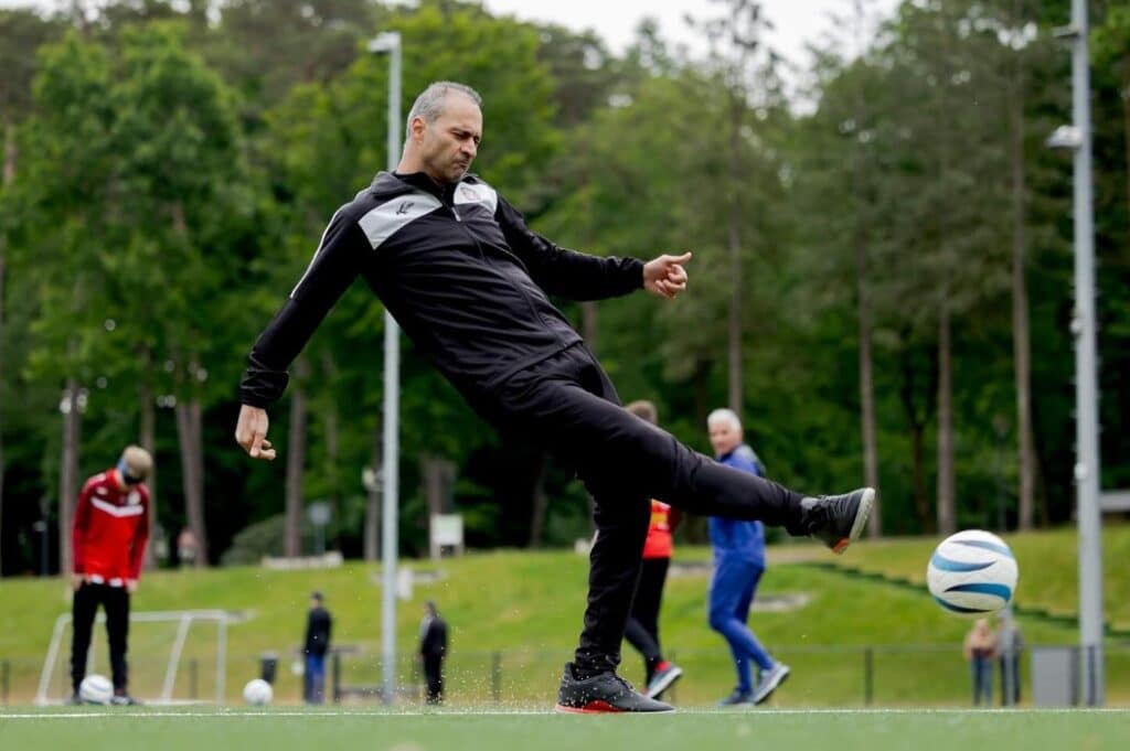 Khashayar Taebi trapt een bal weg op het voetbalveld
