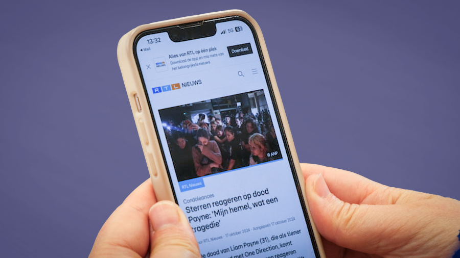 een smartphone, op het scherm is een nieuwsartikel van RTL Nieuws te zien
