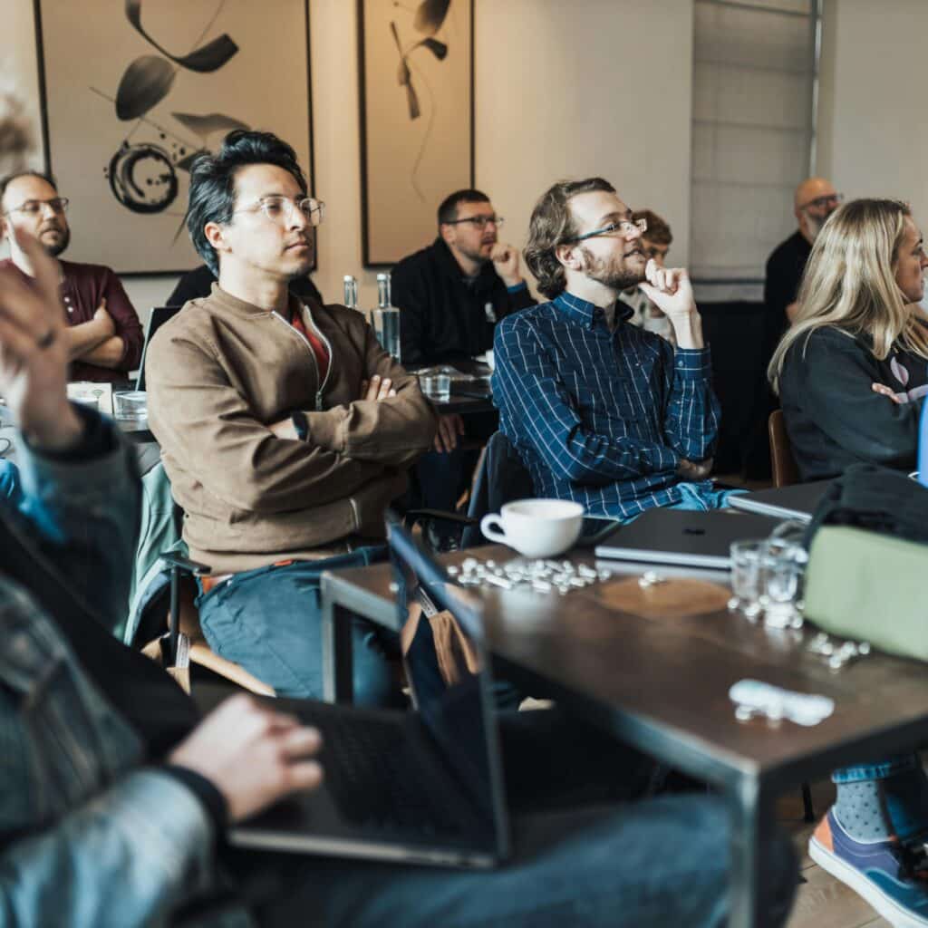 Mensen luisteren aandachtig naar een spreker