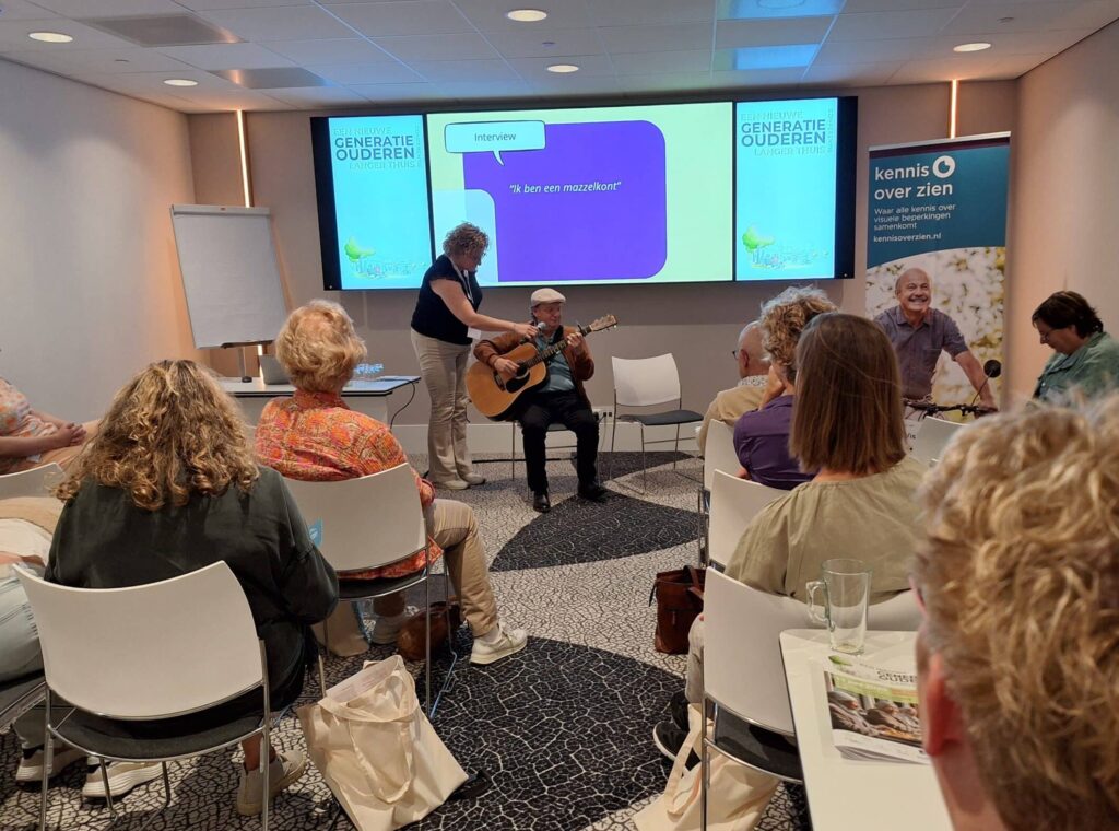 Ervaringsdeskundige Leo geeft een presentatie over het leven met een visuele beperking met als titel: ik ben een mazzelkont