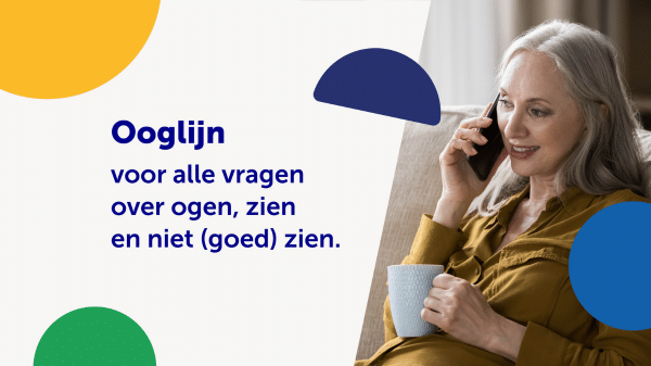 een vrouw op de bank, ze belt met een kop koppie in haar hand