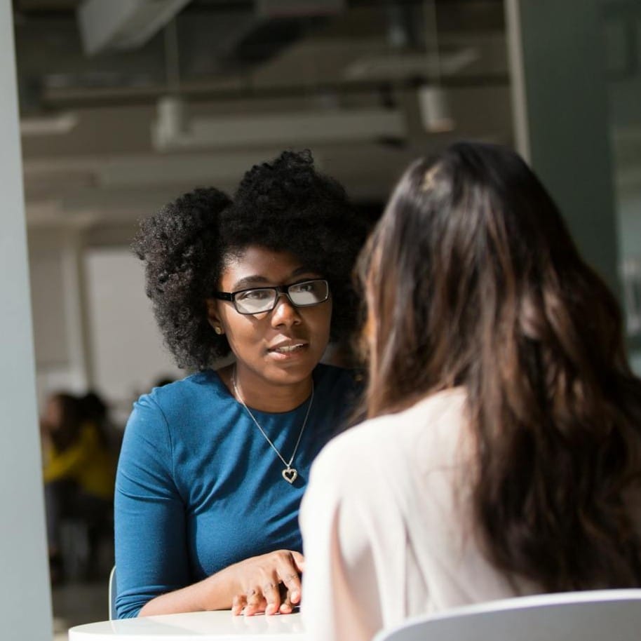 Twee mensen met elkaar in gesprek