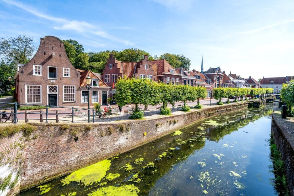 de grachten van amersfoort met oude huizen op de achtergrond