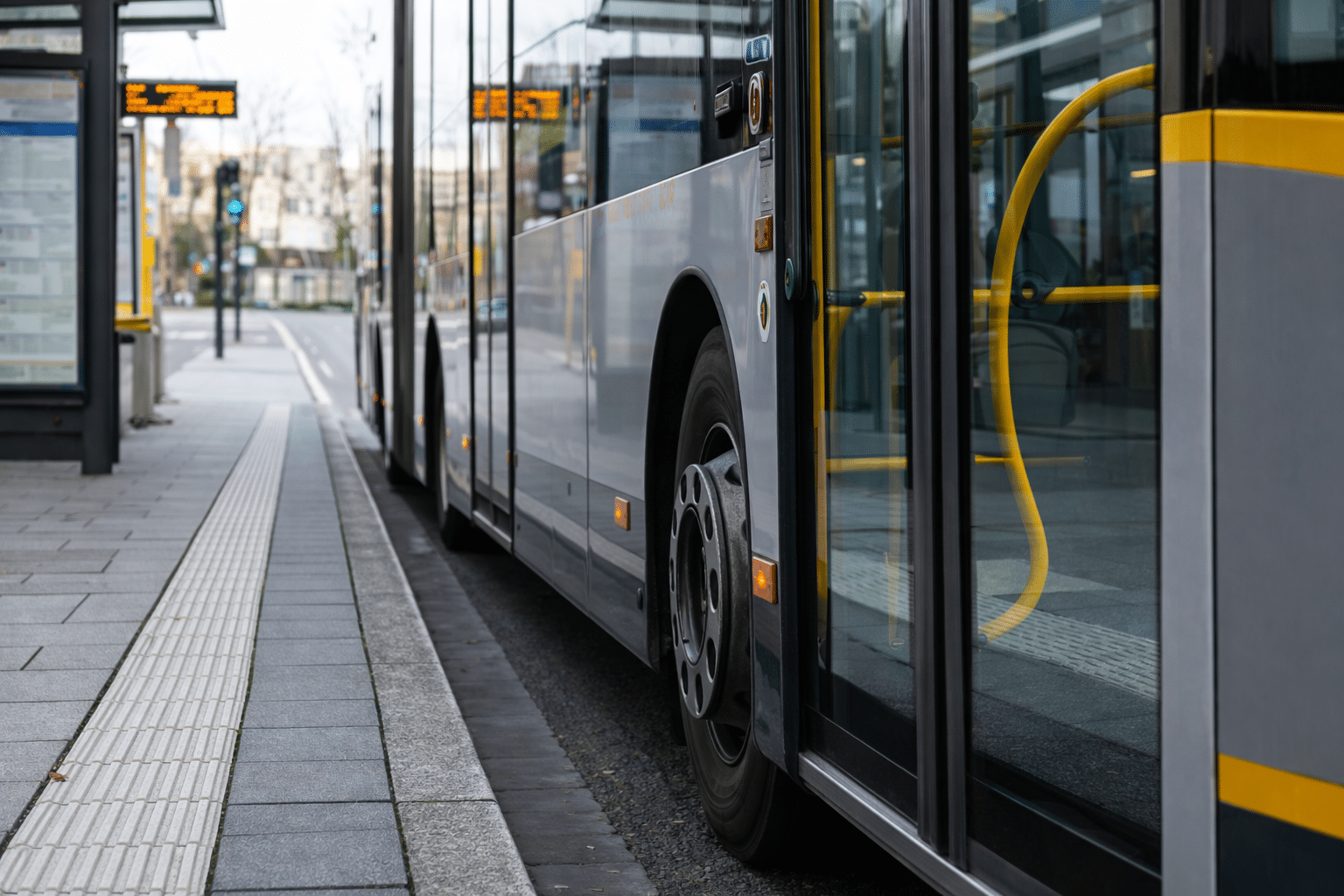 een stadsbus staat stil bij de bushalte