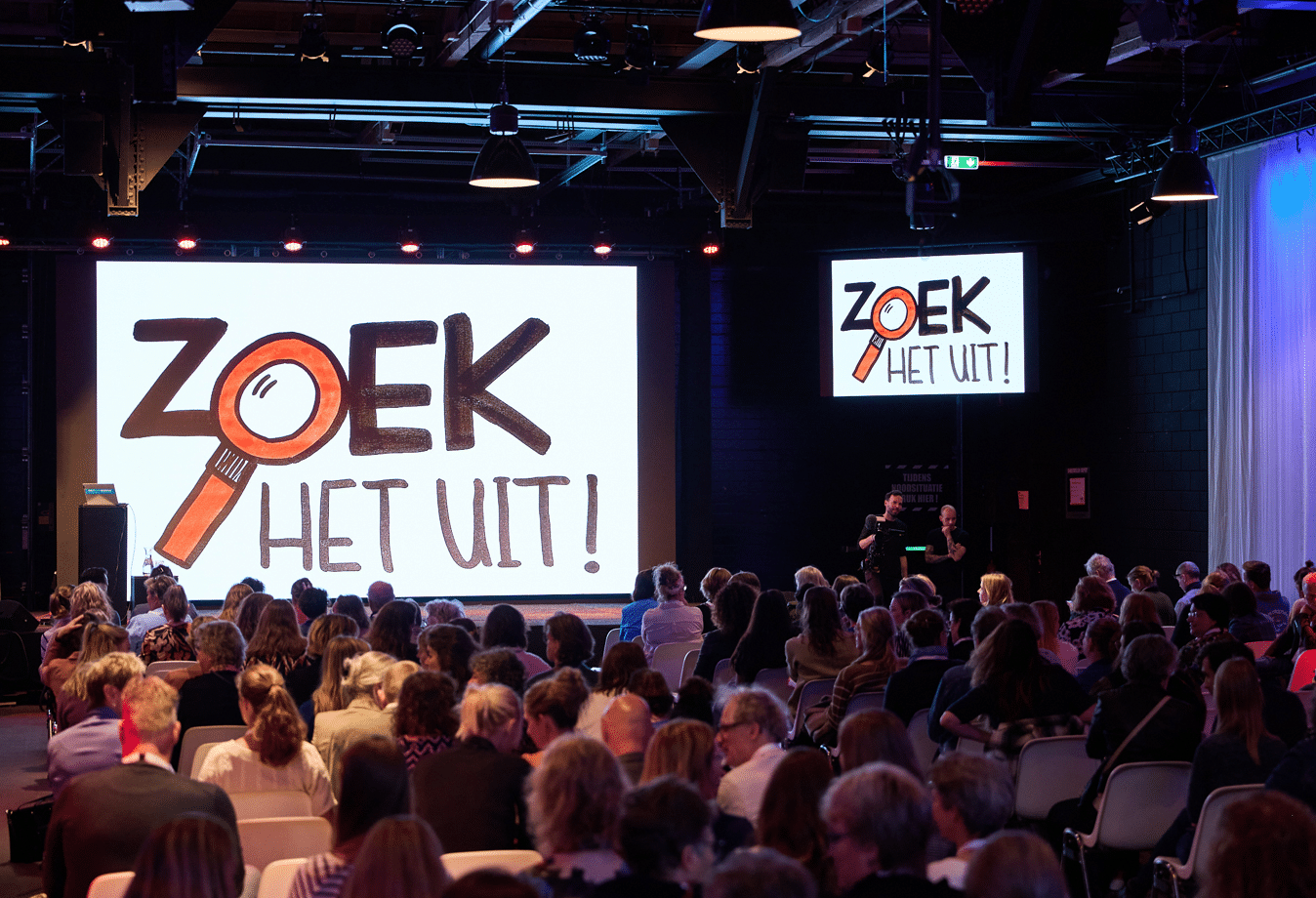 een spreker op het zoek het uit congres