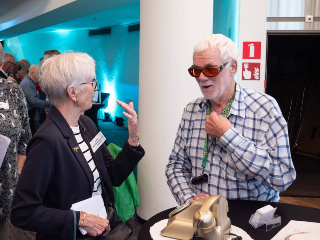 twee deelnemers wisselen informatie uit aan een statafel tijdens Oog op Kennis