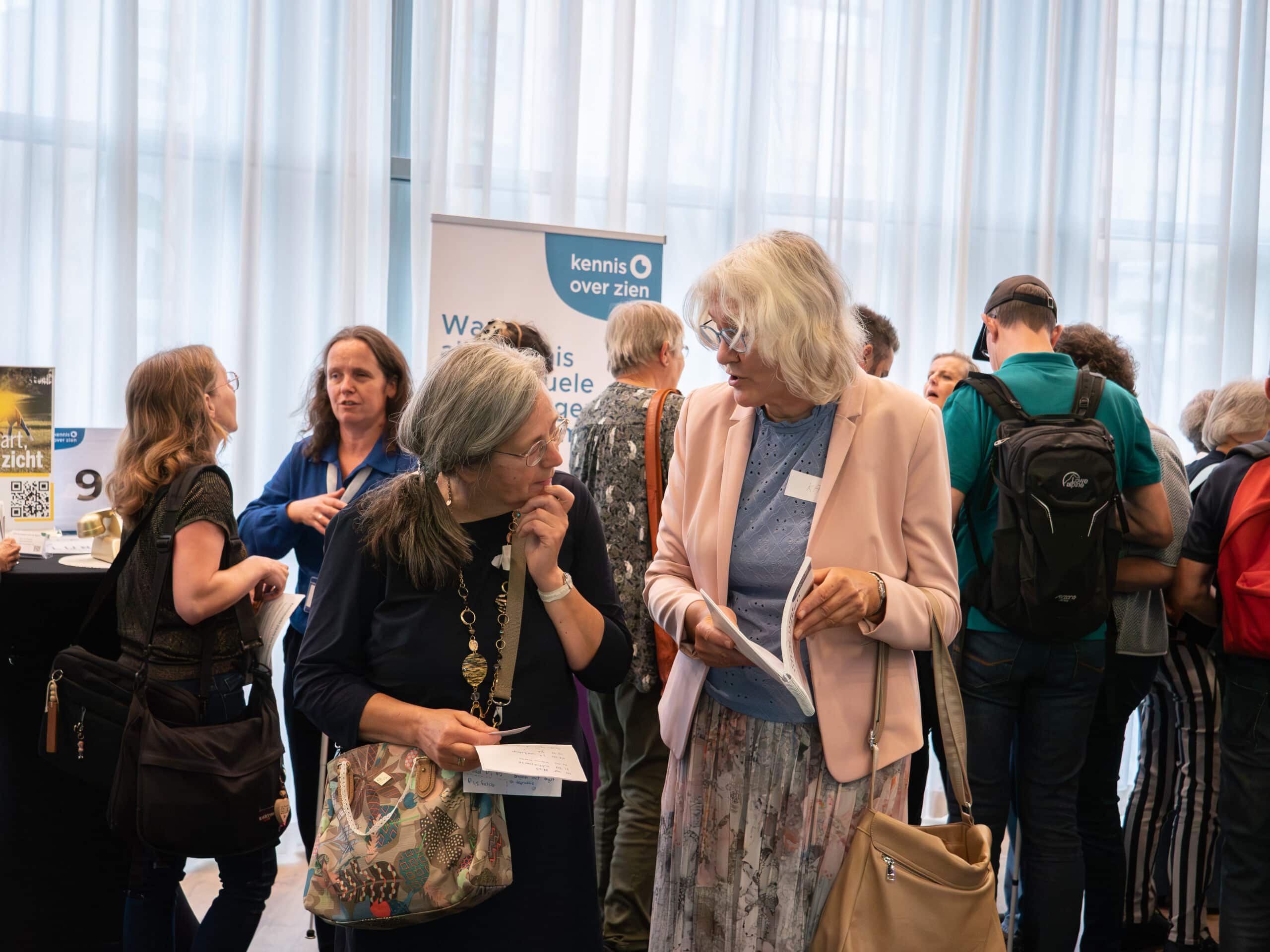 deelnemers in gesprek met elkaar tijdens een kennismarkt