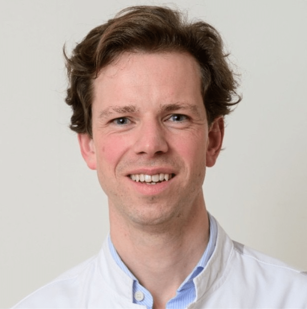 Oogarts Pieter Bonnemaijer in een witte jas