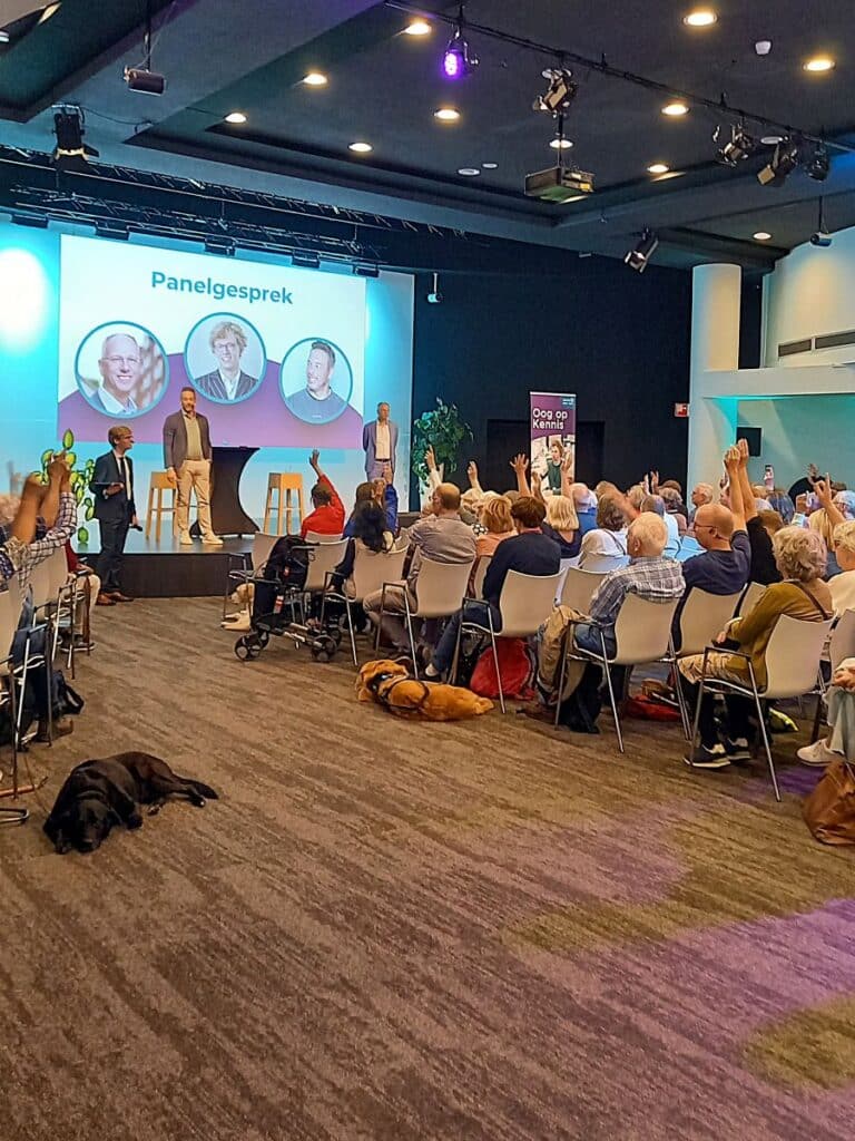 Bezoekers in de zaal bij Oog op Kennis
