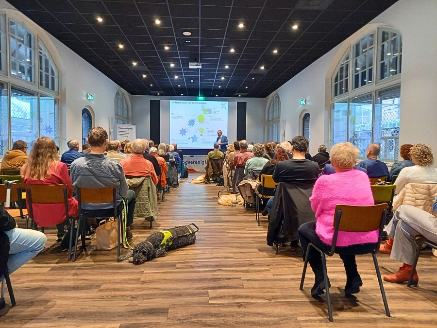 Bezoekers in de zaal tijdens de Verenigingsdag