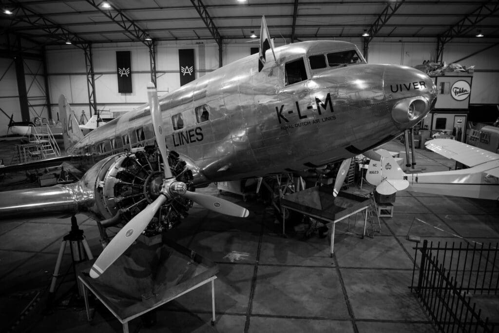 ouderwets vliegtuig in een hangar van het aviodrome